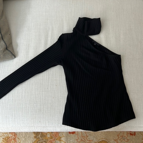 The Range Tops - The Range off shoulder turtle neck top in black size  xS worn once